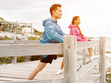 Egzersizleri yapıyor deniz kenarında genç Çift