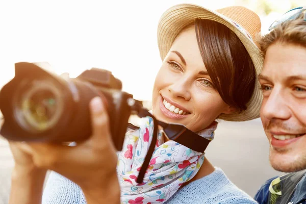 Gülümseyen çift kamera ile