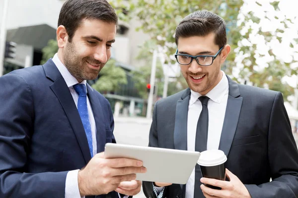 Açık havada konuşurken iki iş adamları