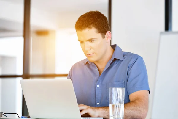 Bonito empresário que trabalha no computador — Fotografia de Stock