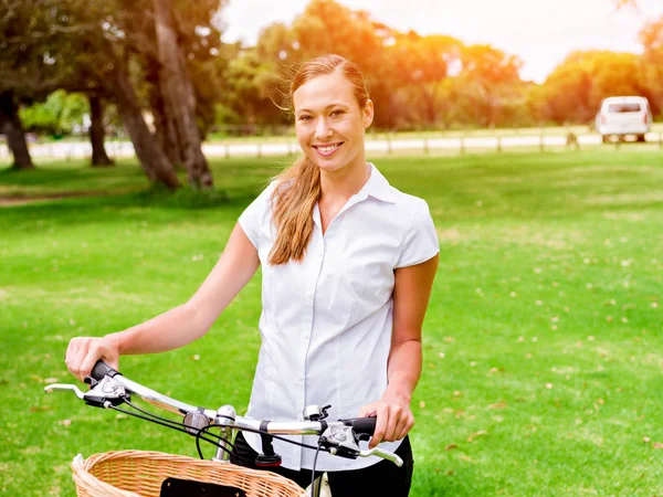 Bisiklet park olan güzel sarışın kadın