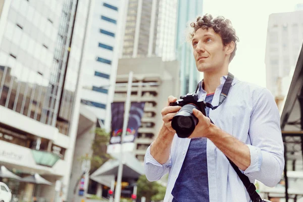 Erkek fotoğrafçı alarak resim