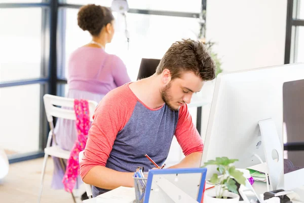 Junger Mann arbeitet im Büro — Stockfoto