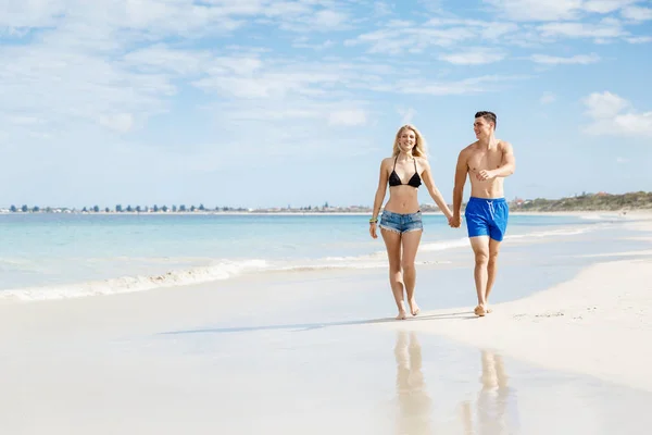 Romantisches junges Paar am Strand — Stockfoto