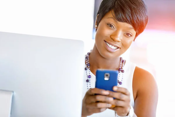 Portrait of smiling business woman with mobile — Stock Photo, Image