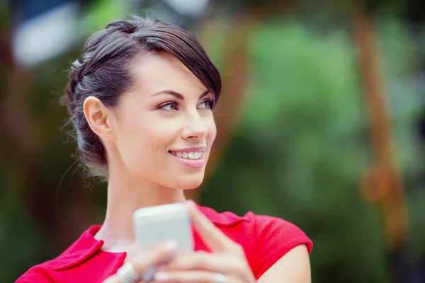 Porträtt av affärskvinna med mobiltelefon — Stockfoto