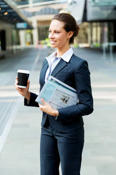 Portrait of business woman walking and smiling outdoor — Stock Photo, Image