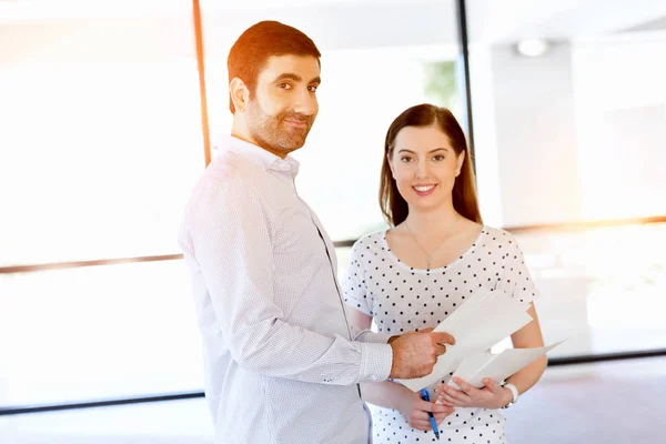 Bild von zwei jungen Geschäftsleuten im Amt — Stockfoto