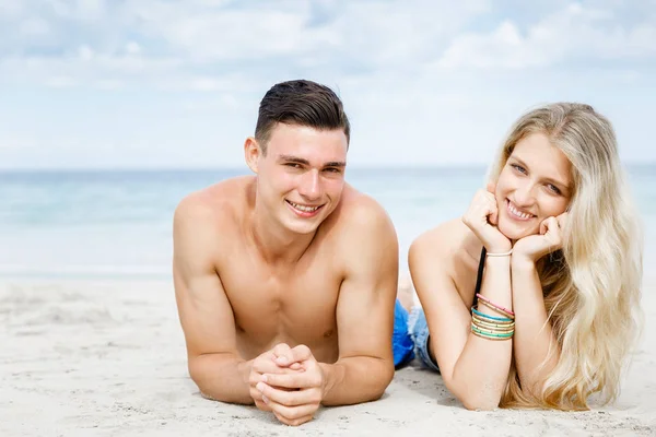 Romantico giovane coppia sulla spiaggia — Foto Stock