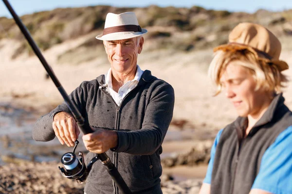 Hombre mayor pescando con su nieto — Foto de Stock