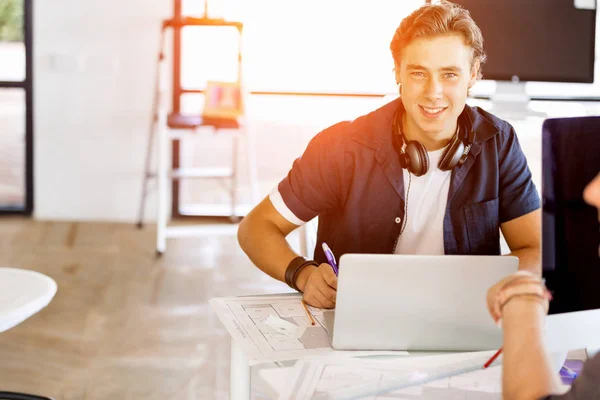 Jovem designer feliz trabalhando — Fotografia de Stock