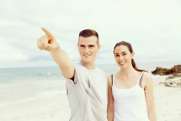 Pareja de corredores parados juntos en la playa —  Fotos de Stock