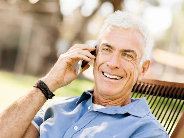 Lomature adam açık havada istimal hareket eden telefon