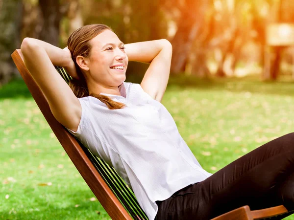 Jovem empresária relaxante durante sua pausa no parque — Fotografia de Stock