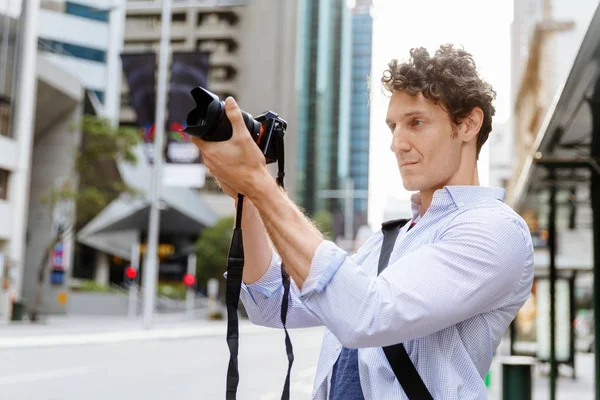 Erkek fotoğrafçı alarak resim