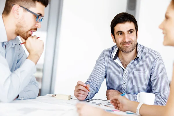 Les gens d'affaires dans le bureau moderne — Photo