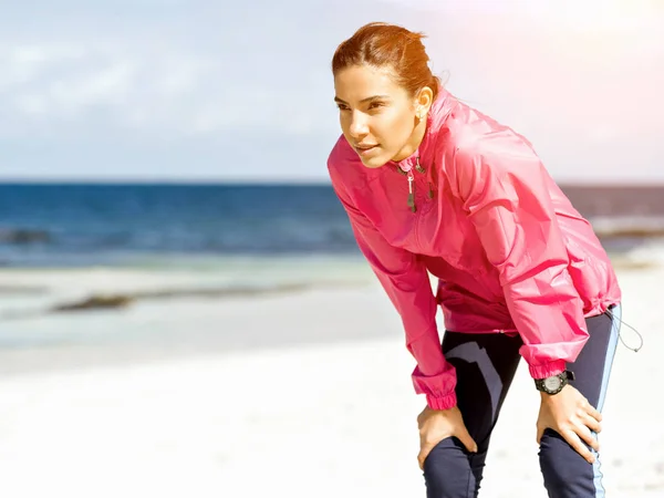 Kimerült fitness nő bevétel egy alkalom, után futás — Stock Fotó