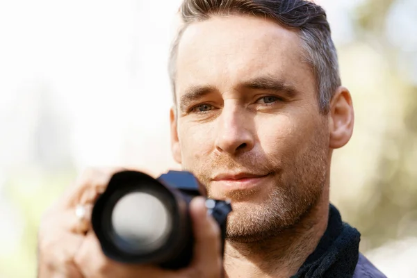 Fotografo maschio che scatta foto — Foto Stock