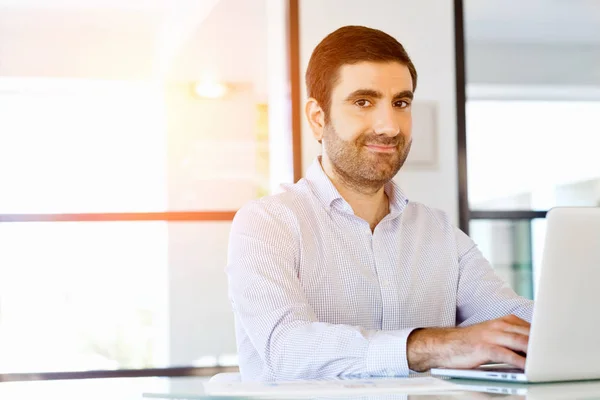 Schöner Geschäftsmann, der am Computer arbeitet — Stockfoto