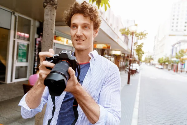 Erkek fotoğrafçı alarak resim