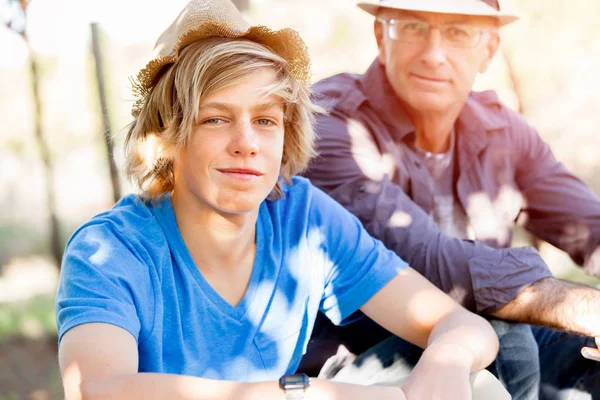 Vader en zoon in de wijngaard — Stockfoto