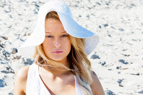 Mujer joven relajándose en la playa — Foto de Stock