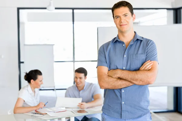 Unga kaukasiska affärsman står i office — Stockfoto