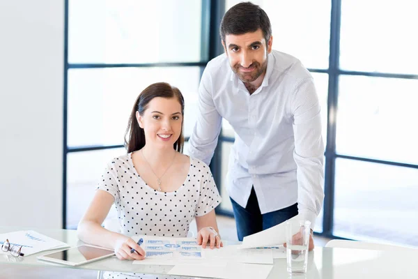 Bilden av två unga affärsmän i office — Stockfoto