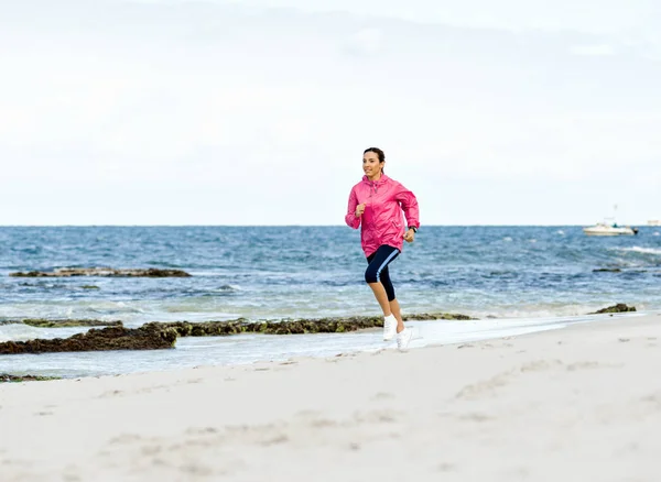 Wanita muda joging di pantai — Stok Foto