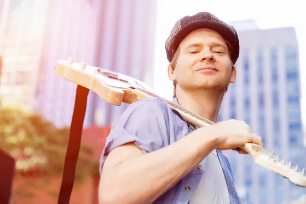 Jeune musicien avec guitare en ville — Photo