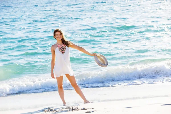 Kumsalda Yürüyen Genç Kadın