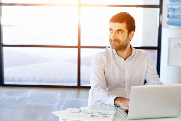 Schöner Geschäftsmann, der am Computer arbeitet — Stockfoto