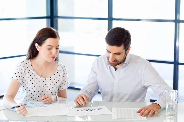 Beeld van twee jonge zakenlui in kantoor — Stockfoto