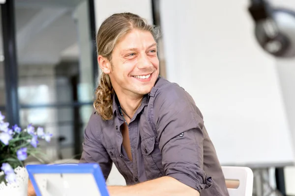 Jovem no escritório casual — Fotografia de Stock