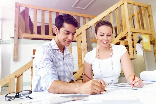 Ofisteki iki genç mimar