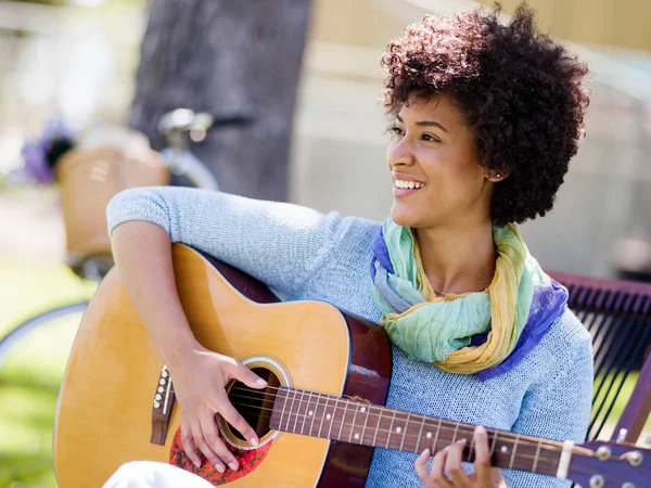 kadın parkta gitar çalmak