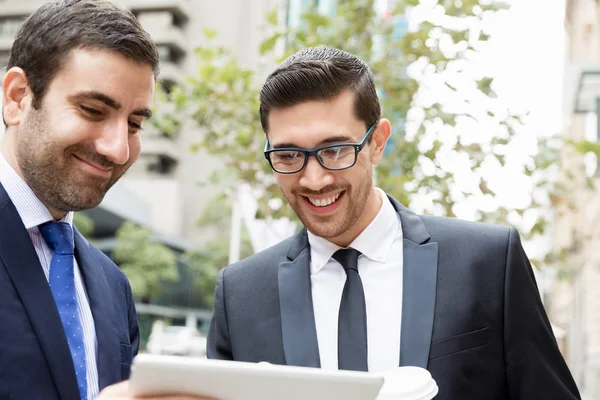 Açık havada konuşurken iki iş adamları