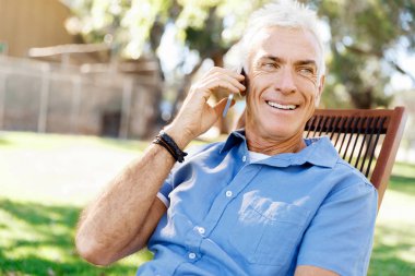 Lomature adam açık havada istimal hareket eden telefon