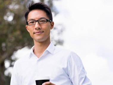 Adam bir parkta bir kahve molası