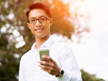 Parkta onun mola sırasında genç mutlu ve başarılı iş adamı