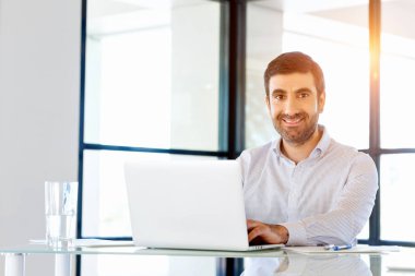 Bilgisayarda çalışan yakışıklı işadamı