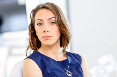 masada oturan ve çalışan genç iş kadını