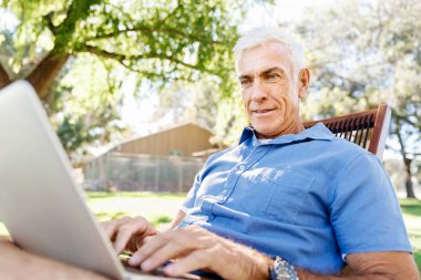 Komuta sizde parkta oturan defter ile