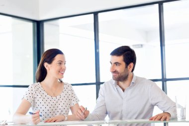 İki genç iş adamları Office görüntü