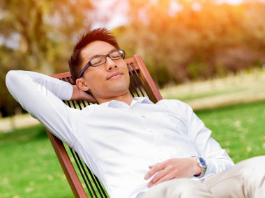 Parkta onun mola sırasında genç işadamı