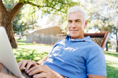 Komuta sizde parkta oturan defter ile