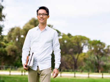 Parkta onun mola sırasında genç işadamı