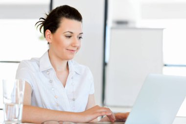 Bilgisayarda çalışan yakışıklı işadamı