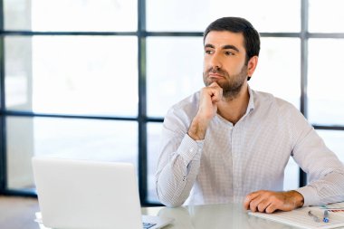 Ofisinde dalgın işadamı