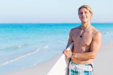 Dalgalar vurmak hazır